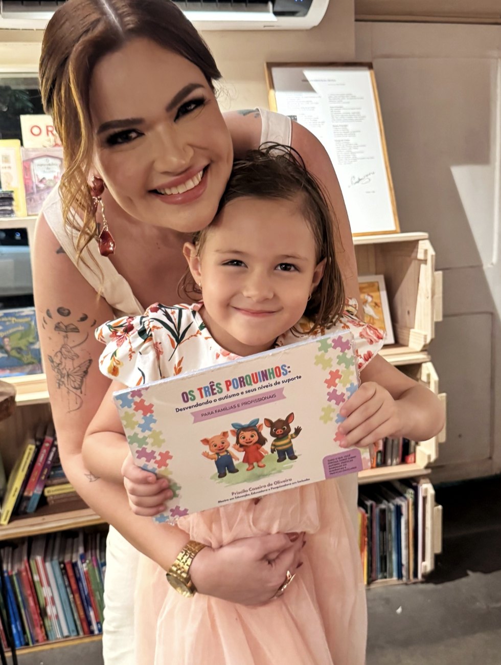 Leitora mirim com o exemplar